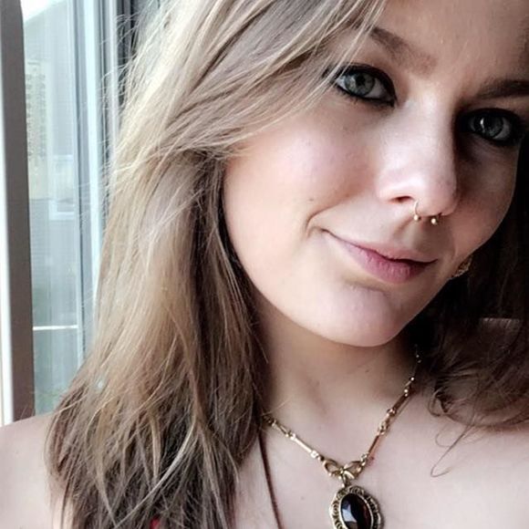 Meet your Posher, Élodie - Picture 1 of 1